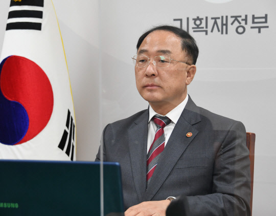 홍남기 부총리 겸 기획재정부 장관이 14일 서울 광화문 정부서울청사에서 '제4차 G20 재무장관ㆍ중앙은행총재회의'에 화상으로 참석하고 있다. <기획재정부 제공>